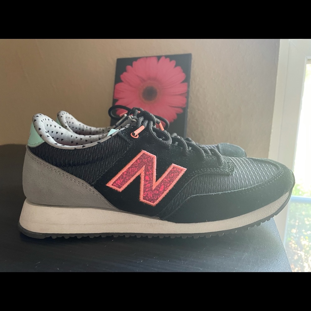 New Balance sneakers. Sz 6
